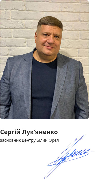 фотографія хлопця який підняв руку