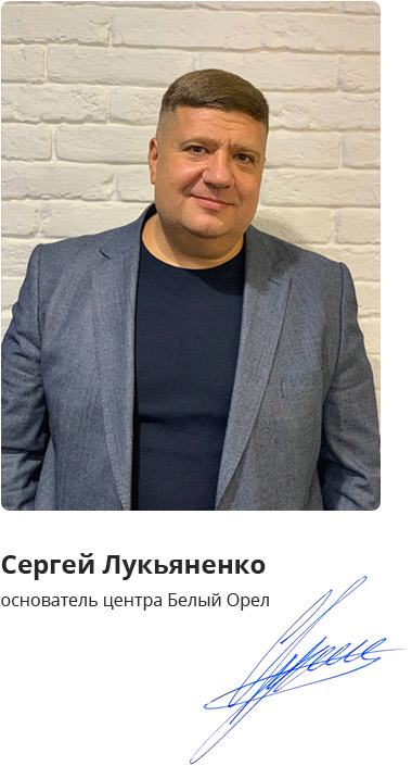 фотографія хлопця який підняв руку